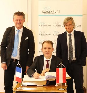 Französischer Botschafter Matthieu Peyraud und französischer Honorarkonsul Otmar Petschnig zu Besuch im Klagenfurter Rathaus bei Bürgermeister Christian Scheider. Foto: StadtKommunikation / Buchner