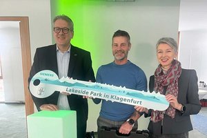 LSP-GF Bernhard Lamprecht, Siemens-Niederlassungsleiter Herbert Tanner und LHStv.in Gaby Schaunig. Foto: Büro Schaunig