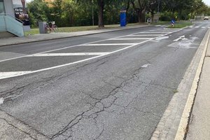 Die Fahrbahn in der Feschnigstraße ist bereits über 20 Jahre alt und weist etliche Schadstellen auf. Foto: Abteilung Straßenbau und Verkehr