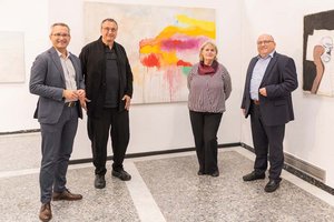 Kulturreferent Stadtrat Mag. Franz Petritz und Kulturabteilungsleiter Mag. Alexander Gerdanovits mit dem Künstler Armin Guerino und Kuratorin Mag. Gabriele Ruff. Foto: StadtKommunikation / Zangerle