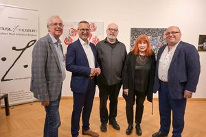 Musilmuseumsleiter Dr. Heimo Strempfl, Kulturstadtrat Mag. Franz Petritz, Günter Schmidauer, Caroline und Kulturabteilungsleiter Mag. Alexander Gerdanovits bei der Buchpräsentation und Ausstellungseröffnung im Musilmuseum. Foto: StadtKommunikation / Hronek