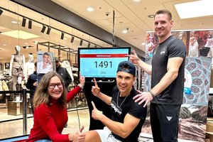Sportstadträtin DI Constance Mochar und Marvin Schuppe gratulierten Daniel Krobath zum neuen Weltrekord von 1.491 Liegestütze auf Fäusten mit 20 Kilo Zusatzgewicht. Foto: Büro Mochar