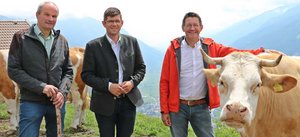 Almwirtschaftsvereins-Obmann Sepp Obweger, Agrar- und Jagdreferent LR Martin Gruber und LK-Präsident Siegfried Huber (v.l.) rückten zum Auftakt der Almsaison das Thema „Wolf und mögliche Gegenmaßnahmen“ in den Mittelpunkt. Foto: LK Kärnten