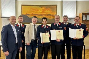 Feuerwehrreferent Bürgermeister Christian Scheider zeichnete verdiente Kameradinnen und Kameraden mit Ehrenzeichen aus. Foto: Büro Bürgermeister Scheider