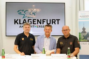 Bezirksfeuerwehrkommandant OBR Gerhard Egger, Feuerwehrreferent Bürgermeister Christian Scheider und Branddirektor Dipl.-Ing. Herbert Schifferl (v.l.n.r.) stellten gemeinsame Einsparungsmaßnahmen vor. Foto: StadtKommunikation/Tilli