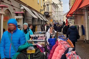 Blick in die Wienergasse mit zahlreichen Verkaufs- und Kleiderständern. Foto: Mein Klagenfurt