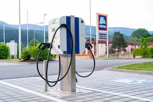 Bei Hofer kann man künftig auch Strom tanken. Foto: HOFER / Klaus Pressberger