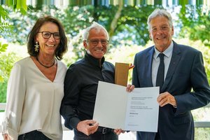 LH Peter Kaiser verlieh Primarius Peter Lind in Beisein seiner Ehefrau den Berufstitel Medizinalrat. Foto: LPD Kärnten/Vouk