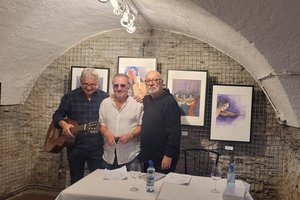 Ungewöhnliche Satzkreationen bei einer Finissage (v.l..): Musiker Armin Felsberger, Künstler Gerhard Plaschke und Wort-Dompteur Günter Schmidauer. Foto: KK