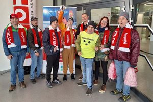 Klientinnen und Klienten von pro mente kärnten bei ihrem Besuch in der Heidi Horten-Arena in Klagenfurt. Foto: pro mente kärnten