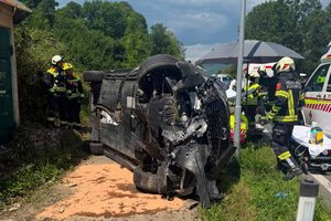 Medizinischer Notfall: Auto überschlägt sich auf der Feldkirchner Straße. Foto: FF Kalvarienberg