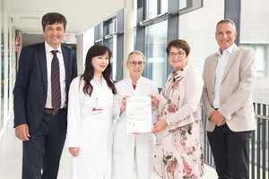vlnr: Stv. KABEG-Vorstand Mag. Manfred Ferch, Oberärztin Dr. Aigul Salmhofer, Prim. Priv. Doz. Dr. Orietta Dalpiaz, LR Dr. Beate Prettner, Medizinischer Direktor Univ.-Doz. Dr. Hans-Jürgen Gallowitsch. Foto: KABEG