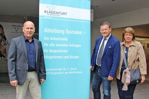 Bürgermeister Christian Scheider und Sozialamts-Leiter Joachim Katzenberger bedanken sich bei Lieselotte Suette für ihren Einsatz für Betroffene des Hochwassers. Foto: StadtKommunikation