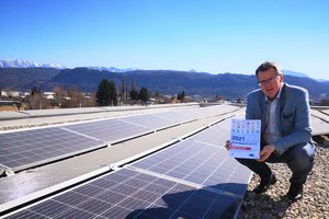 Peter Wedenig, Geschäftsführer des AMS Kärnten, vor der Photovoltaik-Anlage am Dach der AMS-Landesgeschäftsstelle mit dem 1. Nachhaltigkeitsbericht. Foto: AMS/KK