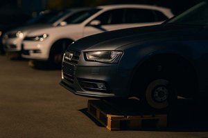 Auf Klagenfurter Firmengelände: Reifen von abgestellten Autos gestohlen. Foto: Symbolbild