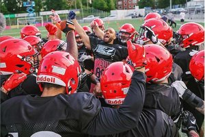 Ex-NFL-Star Kasim Edebali, der in Klagenfurt als Botschafter der European League of Football vor Ort ist. Foto: Michael Freitag