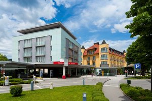 Das Casino Hotel wird seit 1991 von Familie Politzky betrieben, 2007 wurde der Hotel-Neubau mit Seminarraum eröffnet. Foto: Politzky