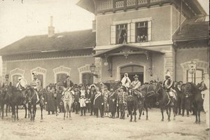 Eine Faschingsgruppe vor dem Ostbahnhof am Klagenfurter Rudolfsbahngürtel. Die Aufnahme entstand 1904. Foto: Kärntner Landesarchiv/Hudelist Christian; Bildquellensammlung