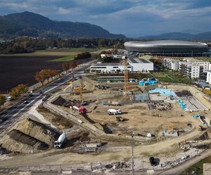 Die Baustelle des Alpen-Adria Familien- und Sportbades von oben. Foto: STW/Helge Bauer 