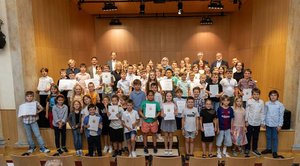 LR Daniel Fellner verlieh Ehrenzertifikate an die Schülerinnen und Schüler die an den Werkstätten der Begabungs- und Begabtenförderung Kärnten teilnahmen. Foto: LPD/Just