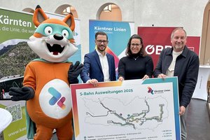 Kärntner Linien-Maskottchen „Fiahmi“, LR Sebastian Schuschnig, Beate Sommer, Reinhard Wallner. Foto: Madlin Peko/Kärntner Linien