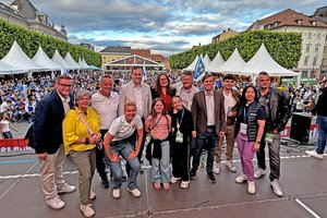 Vertreter der Klagenfurter Stadtpolitik und Veranstalter Manfred Dobesch eröffneten offiziell das Public Viewing am Neuen Platz. Foto: Büro Bürgermeister Scheider