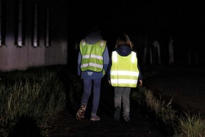Alarmierendes Testergebnis: Mehr als die Hälfte der Warnwesten für Kinder reflektiert nicht. Foto: ÖAMTC/Wagner