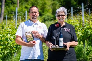 Roland Zingerle liest aus dem ersten Kärntner Weinkrimi „Das geerbte Weingut“. Foto: Stefan Regenfelder