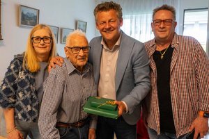Emmerich Urschitz, gemeinsam mit Sohn und Tochter, freute sich über die persönlichen Geburtstagsglückwünsche von Bürgermeister Christian Scheider. Foto: StadtKommunikation / Zechner