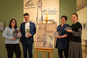 Martina Kohlberger (Eltern-Kind-Café Nimmerland), Caritasdirektor Ernst Sandriesser, Beatrix Obernosterer (Stadtgalerie) und Christine Wetzlinger-Grundnig (MMKK). Foto: Caritas/Johannes Leitner