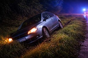 Alkolenker landete in Krumpendorf im Straßengraben. Foto: Symbolbild