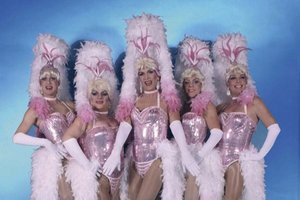 Eine Welt voller Glitzer und Federn: Divas Travestierevue in Pörtschach. Foto: zVg