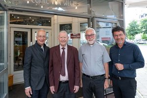 Glückwunsch zum 90. Geburtstag: Viktor Omelko (2.v.li) mit den Gratulanten Michael Landau (li), Josef Marketz (3.v.li) und Ernst Sandriesser. Foto: Caritas