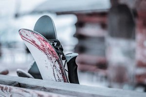 Winterurlaub: Ski und Snowboard sicher transportieren