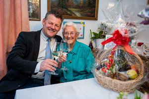 Zum 101. Geburtstag bekam Barbara Pfeffer von Bürgermeister Christian Scheider einen Geschenkskorb mit vielen Vitaminen überreicht. Foto: StadtKommunikation/Hude