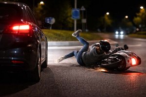 Fahrerflucht: 15-jährige Rollerfahrerin nach Unfall im Kreisverkehr verletzt zurückgelassen. Foto: Symbolbild