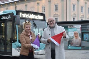 Stadträtin Sandra Wassermann und STW-Vorstand Erwin Smole mit weihnachtlichen Accessoires. Foto: Horst