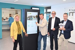 STR Sandra Wassermann, Bürgermeister Christian Scheider und die beiden KMG-Geschäftsführer Hansjörg Schusser und Wolfgang Hafner (v.l.) freuen sich über die Wiedereröffnung und Modernisierung dieser wichtigen Serviceeinrichtung. Foto: Bernhard Horst/STW