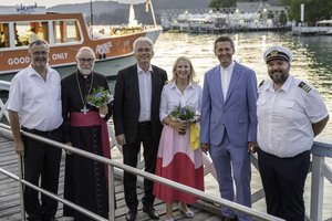 Bischof Marketz mit Kapitän Mario Germ, Dompfarrer Peter Allmaier, Organisatorin Iris Binder, Domkapellmeister Thomas Wasserfaller und Pfarrer Josef Allmaier (v.r.) bei der 71. Marienschiffsprozession auf dem Wörthersee. Foto: Diözesan-Pressestelle/Assam
