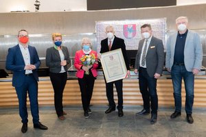 Ehrenurkunde für Univ.-Prof. i.R. Dr. Gerhard Neweklowsky. Foto: StadtKommunikation/Wiedergut