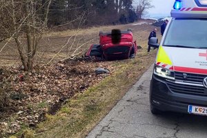 Das verunfallte Auto liegt am Dach. Foto: FF Tigring