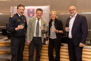Bürgermeister Christian Scheider, STW-Vorstandsdirektor DI Erwin Smole, Stadtphysika Dr. Birgit Trattler und Wolfgang Germ, Leiter des Einsatzstabes, im Anschluss an die Pressekonferenz zur Trinkwasser-Freigabe. Foto: StadtKommunikation / Just