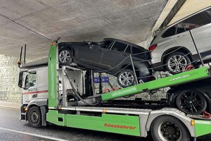 Autotransporter blieb in Unterführung beim Friedhof Annabichl stecken. Foto: Berufsfeuerwehr Klagenfurt