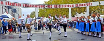 Die Volkstanzgruppe Lindwurm tanzt auf bei der Eröffnung des Ursulamarktes. Foto: Mein Klagenfurt