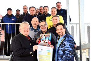Sportstadtrat Mag. Franz Petritz und Christian Jochum präsentierten mit den Vertretern der teilnehmenden Vereine des Klagenfurter Wintercups im Sportzentrum Fischl das Turnierprogram. Foto: StadtKommunikation/Pessentheiner