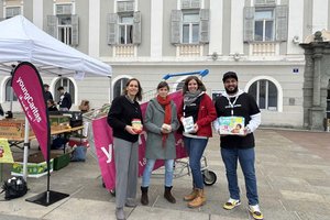 Der XXL-Einkaufswagen als Weckruf. Die youngCaritas sammelt am Neuen Platz in Klagenfurt Sachspenden für Menschen in Not in Kärnten. Foto: Caritas