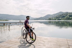 Sportlich am See unterwegs - Gravelbiker vor der herrlichen See-Kulisse. Foto: Chris Perkles