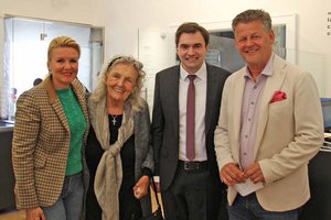 Gratulierten dem neuen Honorarkonsul der Republik Lettland anlässlich seiner Ernennung: Bürgermeister Christian Scheider, Stadträtin Sandra Wassermann, BA und Inge Unzeitig, Grande Dame der Klagenfurter Hotellerie. Foto: StadtKommunikation