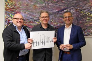 Kulturstadtrat Mag. Franz Petritz, Kulturabteilungsleiter Mag. Alexander Gerdanovits und der Künstler DI Hanno Kautz präsentieren das neue Kulturleitsystem für Klagenfurt. Foto: StadtKommunikation