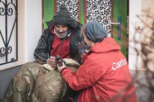 In der kalten Zeit Wärme schenken: Damit die Hilfskette für obdachlose Menschen in Gang kommen kann, bedarf es eines Telefondienstes. Foto: Caritas/Johannes Leitner
